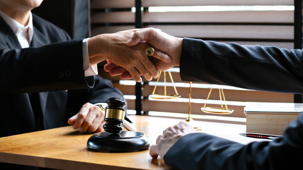 abogados contrato acuerdo manos leyes